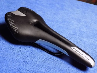 SELLE ITALIA NEKKAR SADDLE FEC ALLOYRAILS 135MM 280MM BLK EXCELLENT COND - Image 1 of 4