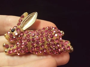 kleiner rosa Strass Hase Fufu Hase Gold Modeschmuck Anstecknadel Brosche Figural - Bild 1 von 4