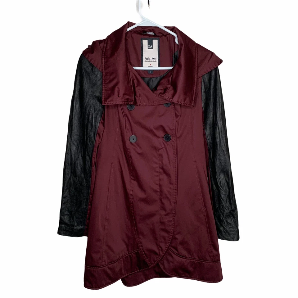 Gabardina Soia & Kyo Mujer con Detalles Cuero Talla Pequeña Negro Vino  Foto 1 de 4