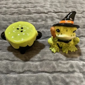 Cracker Barrel Halloween Strega Rana e Calderone Sale e Pepe Shaker Set 2025* - Foto 1 di 7