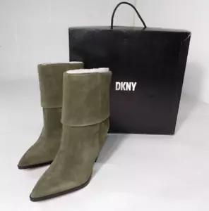 DKNY Cerise Stiefelette Wm Gr. 7,5 geöltes Wildleder grün neu spitz gestapelter Absatz Manschette - Bild 1 von 14