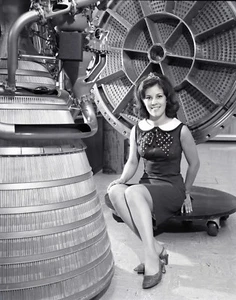 1968 Miss NASA con motore a razzo Apollo 8x10 foto #1 su 8,5"" x 11" - Foto 1 di 1