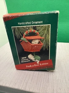 Hallmark Keepsake Ornament 1988 "Peek-A-Boo Kitties" gatitos en hilo de cesta - Imagen 1 de 4