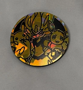 Pikachu Battle Academy Oversized Coin with Cinderace, Pikachu & Eevee - Bild 1 von 3