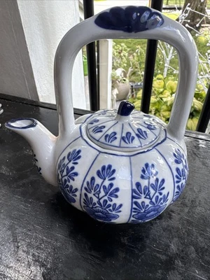 Tetera china de porcelana azul y blanca con forma de calabaza pintada a mano Foto 1 de 4