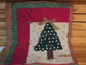 ALBERO DI NATALE TRAPUNTATO CON BOTTONI E CAMPANELLE ---QUADRATO 19"--#R17-7 - Foto 1 di 24