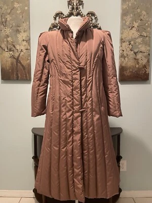 Abrigo Chaqueta de Invierno de Tela de Plumón para Mujer Largo Completo Rosa Metálico Talla Pequeña De Colección Foto 1 de 4
