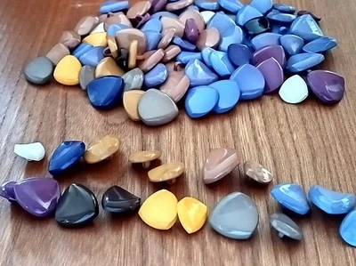 70 Knöpfe 3-eckig - 9 Farben - 3 Größen - basteln - Bild 1 von 2