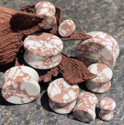 PAR de tapones de piedra sintética blancos y marrones medidores de túnel de oreja joyería corporal Foto 1 de 4