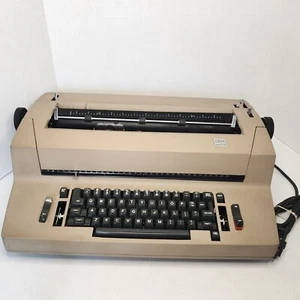 Máquina de escribir IBM Correcting Selectric II bronceada SOLO PARA REPUESTOS CON cubierta antipolvo - Imagen 1 de 11