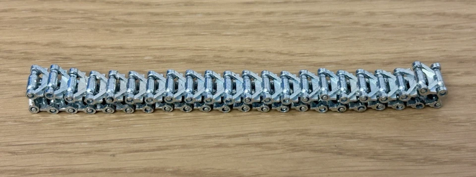 SOLIDO militaire pièce détachée d'origine 1 chenille en métal pour char AMX 30 - Immagine 1 di 1