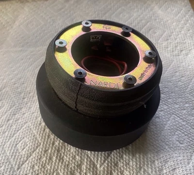 BMW E30 (algunos E24, E28 y E34) NARDI BUJE VOLANTE 437 095 0604 (6 x 74 mm)  Foto 1 de 4