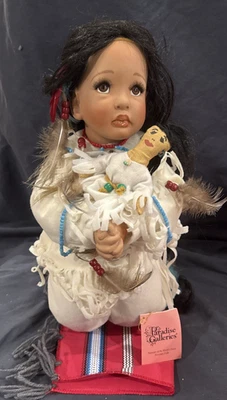 Muñeca de porcelana nativa americana con papeles Paradise Galleries ''PRAYING SPIRIT" Foto 1 de 4