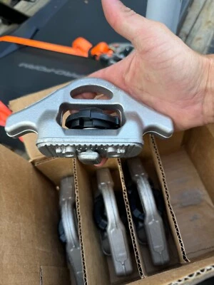 Nissan Titan Frontier 2005-2021 plataforma amarre taco OEM NUEVO genuino 93126-EZ20A Foto 1 de 2