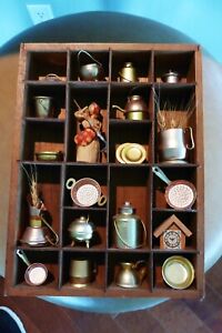 vintage Ensemble de pots et casseroles miniatures maison de poupée en cuivre dans une vitrine