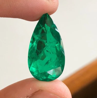 15 Cts Green Emerald , Top Quality Faceted Doublet Gemstone - Image 1 of 4