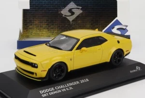 MODELLINO AUTO STATICO SOLIDO DODGE CHALLENGER COUPE 2018 GIALLO NERO SCALA 1/43 - Foto 1 di 6