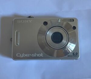 Sony Cyber-shot DSC-W50 6,0 MP Digitalkamera - Silber - OHNE ZUBEHÖR