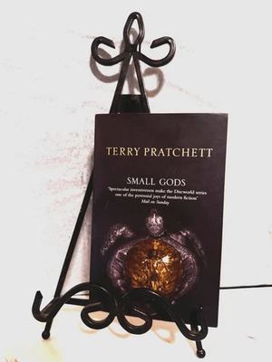 📚🦋Small Gods by Terry Pratchett🦋📚 Foto 1 de 4