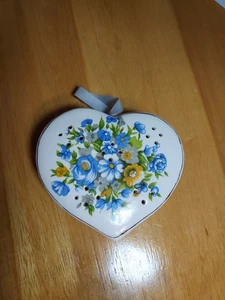 Soporte de popurrí pomander de porcelana en forma de corazón raro Treasure Masters de colección - Imagen 1 de 4