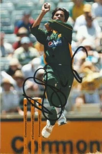 PAKISTAN CRICKET: MOHAMMAD ASIF SIGNED 6x4 ODI ACTION PHOTO+COA - Picture 1 of 1