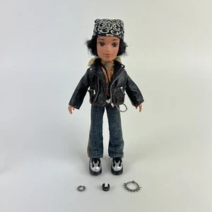 Muñeca de moda Bratz MGA estilo motocicleta cade con ropa juguete articulado - Imagen 1 de 4