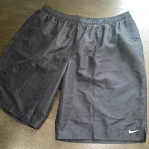 Neu ohne Etikett Nike Sportswear Badehose schwarze Herrenshorts 4XL einfarbig 11" Schrittlänge - Bild 1 von 2