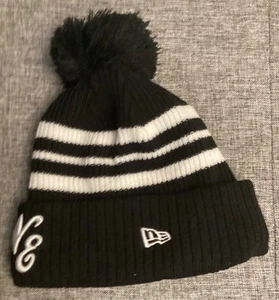 New Era Blank Cuffed Adult Pom Beanie Mütze Cap Schwarz/Weiß - Bild 1 von 2
