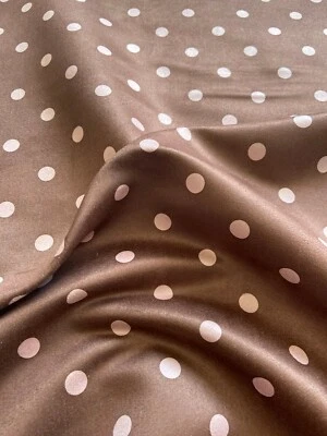 Tela de gamuza sintética marrón con lunares rosas POR YARDA Newport Textiles Foto 1 de 4