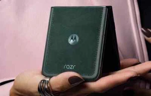 Motorola Razr 60 Ultra 512Gb 16Gb-RAM 5G Dual Sim - Alcantara Pantone Scarab - Foto 1 di 6