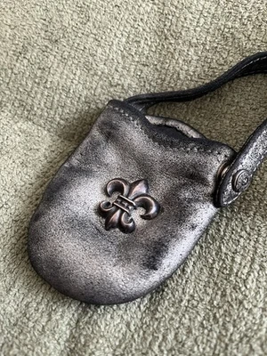Auténtico RARO Cromo Corazones Flor De Lis Pequeño Bolso Cuero Gris Foto 1 de 4
