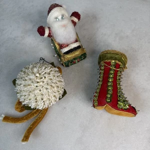 Vintage PAILLETTEN Stecknadel Weihnachtsschmuck Weihnachtsmann auf Schlitten Mama Stiefel Gold - Bild 1 von 9