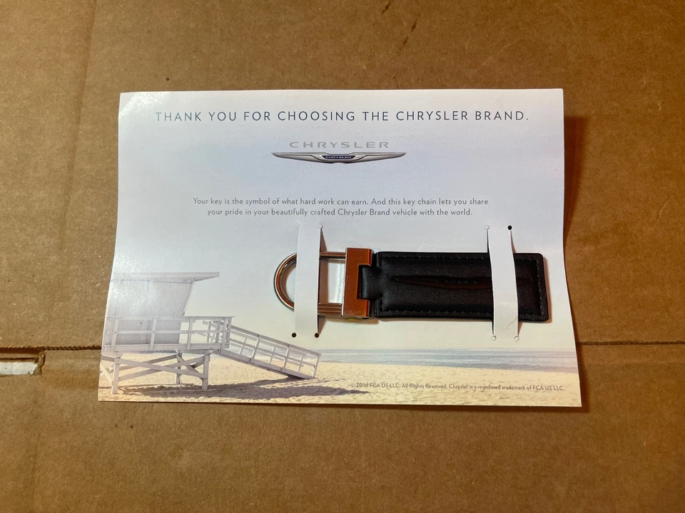 NUEVO LLAVERO DE METAL DE CUERO NEGRO CHRYSLER DE COLECCIÓN en relieve OEM Foto 1 de 2
