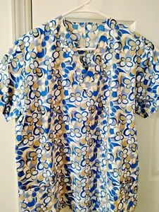 Basic 2 Pocket Blue & Beige Floral Scrub Top Size M - Picture 1 of 1