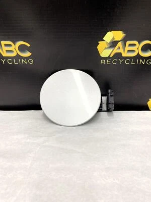 Cadillac XTS 2013-2019 conjunto de puerta de tanque de combustible trasero OEM Foto 1 de 4