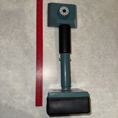 Alfombra Finch & McLay Deluxe Knee Kicker instalada con mango extensible 47337 Foto 1 de 4