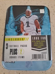 Panini NFL FACTORY SEALED JALEN HURTS TIN 3 PACKS + 2 Bonus Items Eagles NEU - Bild 1 von 3