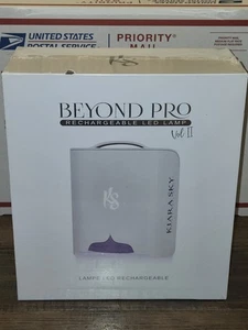 Neu & Versiegelt! Kiara Sky Beyond Pro wiederaufladbare LED-Lampe Vol II (weiß) - Neu im Karton! - Bild 1 von 2