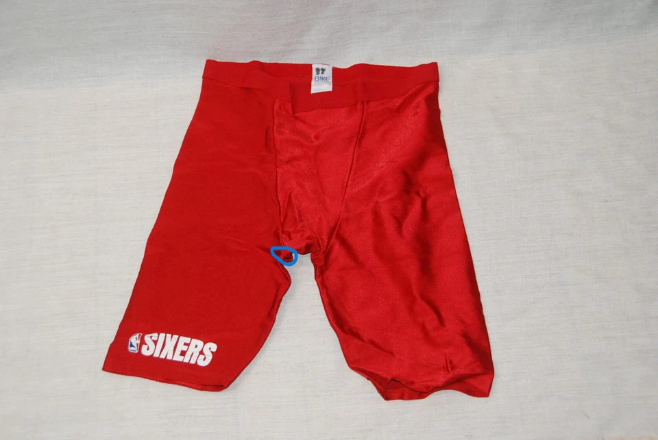 Shorts de compressão masculino SIXERS BIKE Underarmour exercício vermelho tamanho G - Imagem 1 de 4