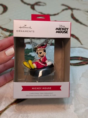 Hallmark Disney Mickey Mouse en tubo de nieve traje de Santa - adorno de árbol de Navidad Foto 1 de 3
