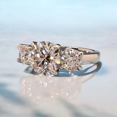 Anillo redondo de tres 3 piedras con diamantes de 3,00 quilates D VS1 certificado IGI platino cultivado en laboratorio Foto 1 de 4