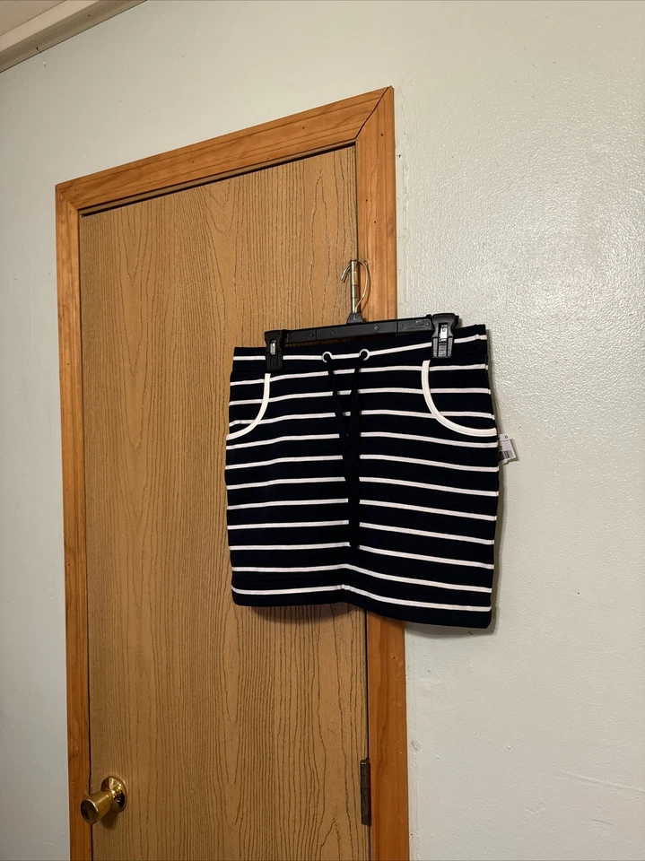 Falda Nautica nueva con etiquetas pequeña azul y blanca con rayas por encima de la rodilla Foto 1 de 4