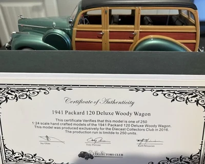 Die Cast Car Collectors Club 1941 Packard 120 Deluxe Woody Wagon escala 1:24 Foto 1 de 4
