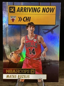 2024-25 NBA Hoops MATAS BUZELIS Rookie Holo Arrivo Ora Inserto RC #4 SP! *Tori - Foto 1 di 2