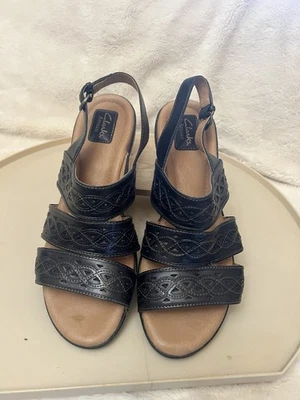 Sandalias Artesanales Clarks US 11 M Trofeo Premio Cuero Negro Tirantes Cuña Nuevas Foto 1 de 4