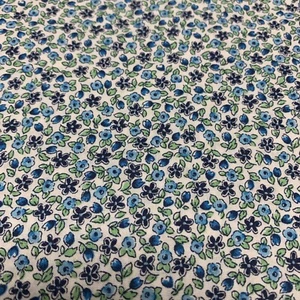 Allover Blumendruck Rasen Stoff blau & grün auf weiß 100 % Baumwolle 56" breit BTHY - Bild 1 von 14