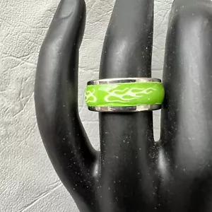 Anillo banda vintage para mujer verde tono plata llama talla 5 1/2 - Imagen 1 de 6