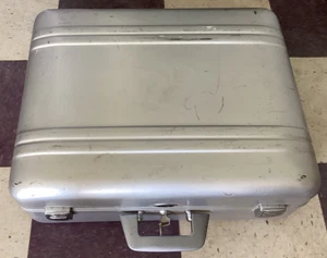 Halliburton Zero Silver Aluminio 21"x18”x8” Estuche Rígido Cierre CON LLAVE - Imagen 1 de 11