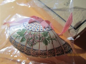 Vintage AVON fashion Jewelry SACHET FAN PIN BROOCH Victorian look 2 1/2x1" - Picture 1 of 3