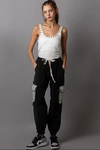 Pantalones de mezclilla POL Black Distress Cargo Corbata Cintura Bolsillos Talla Pequeña - Imagen 1 de 3